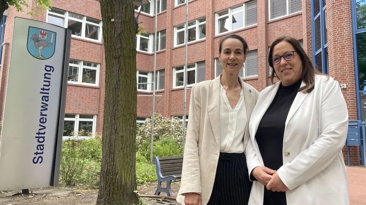 Die Erste Beigeordnete Katrin Langner (links) wird bis zur Neuwahl als Bürgermeisterin von Strausberg amtieren. Annette Binder muss den Chefposten im Rathaus hingegen nach nur wenigen Wochen wieder räumen.