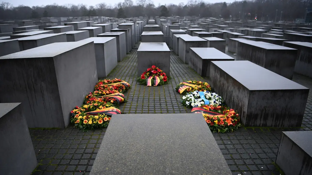 40 Jahre Historikerstreit: Heute stellt sich eine neue Frage: ARCHIV - 27.01.2022, Berlin: Blumenkränze liegen anlässlich des Holocaust-Gedenktages, zum Gedenken an die Opfer des Nationalsozialismus, am Mahnmal für die ermordeten Juden Europas, das auch Holocaust-Denkmal genannt wird, zwischen den Stelen. (zu dpa: «40 Jahre Historikerstreit: Heute stellt sich eine neue Frage») Foto: Britta Pedersen/dpa-Zentralbild/dpa +++ dpa-Bildfunk +++