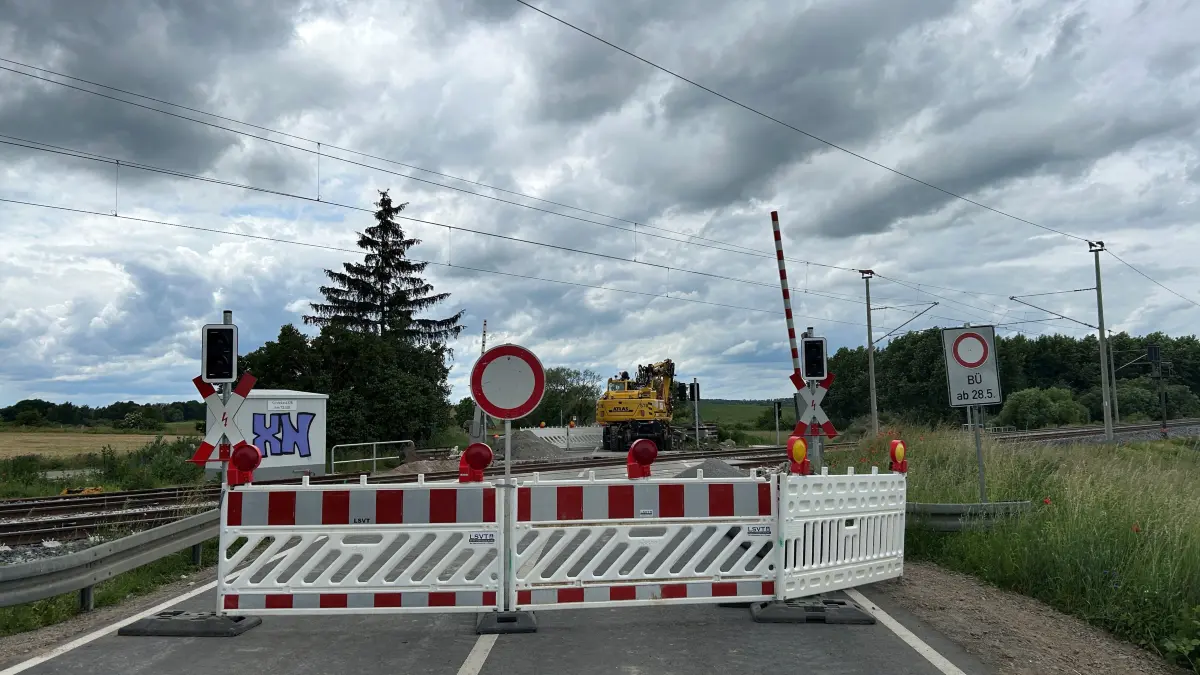 Der Bahnübergang zwischen Kerkow und Görlsdorf ist zum wiederholten Mal gesperrt. Ein Anwohner beschwert sich.