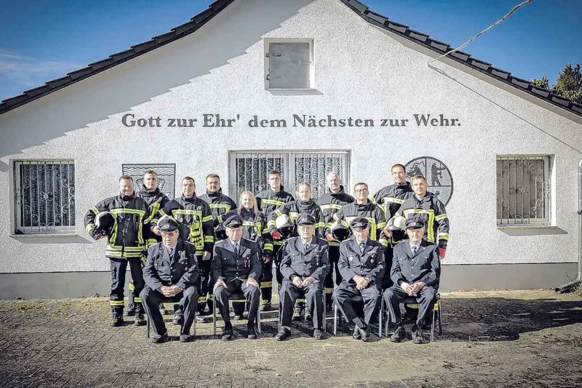 Ein Teil der aktiven Kameradinnen und Kameraden sowie die Alters- und Ehrenmitglieder der Ortsfeuerwehr zeigen, was die Wehr seit Generationen prägt – Zusammenhalt, Engagement und Gemeinschaft.