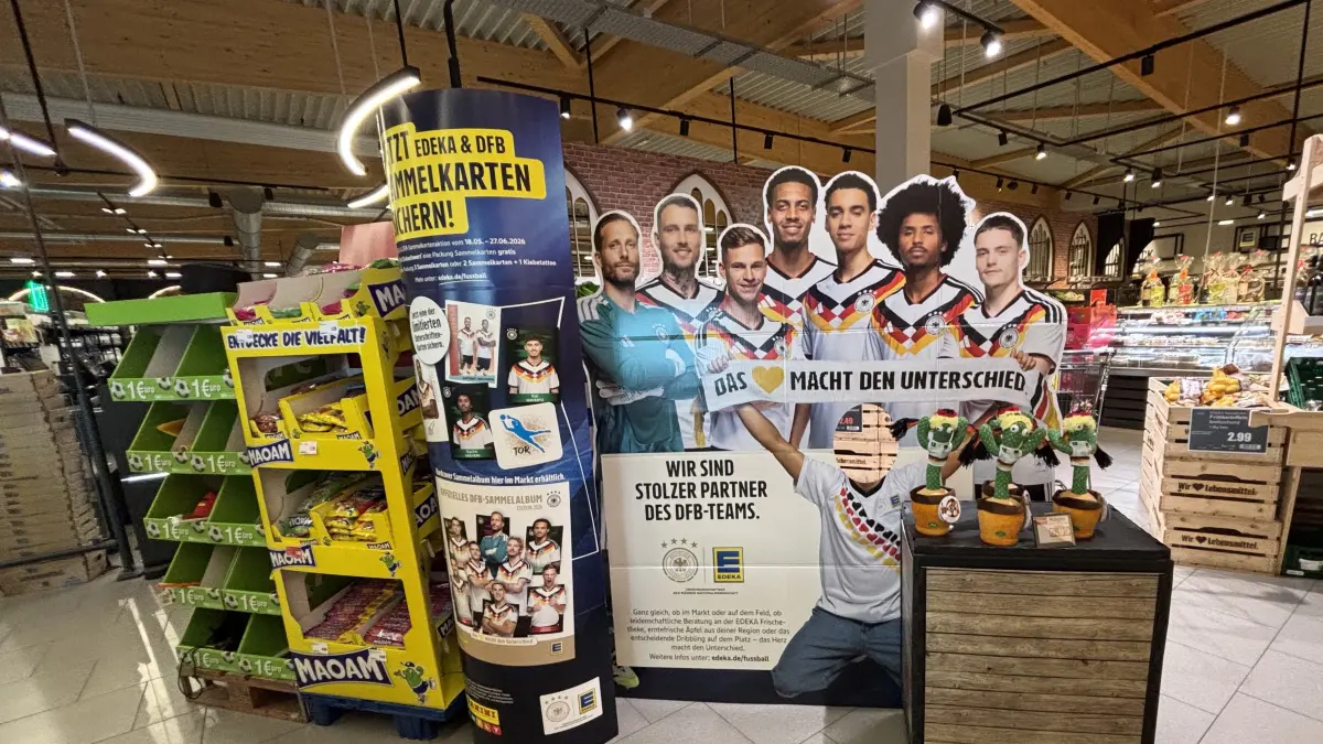 Bald beginnt die Fußball-WM 2026. Bei Edeka-Förster in Fürstenwalde kann man beim großen Aufsteller, der für die Sammelkarten-Aktion wirbt, sogar den Kopf durchstecken, und sich mit den Lieblingsspielern fotografieren lassen. Was es dort und in anderen Fürstenwalder Geschäften sonst noch gibt - und zu welchem Preis.