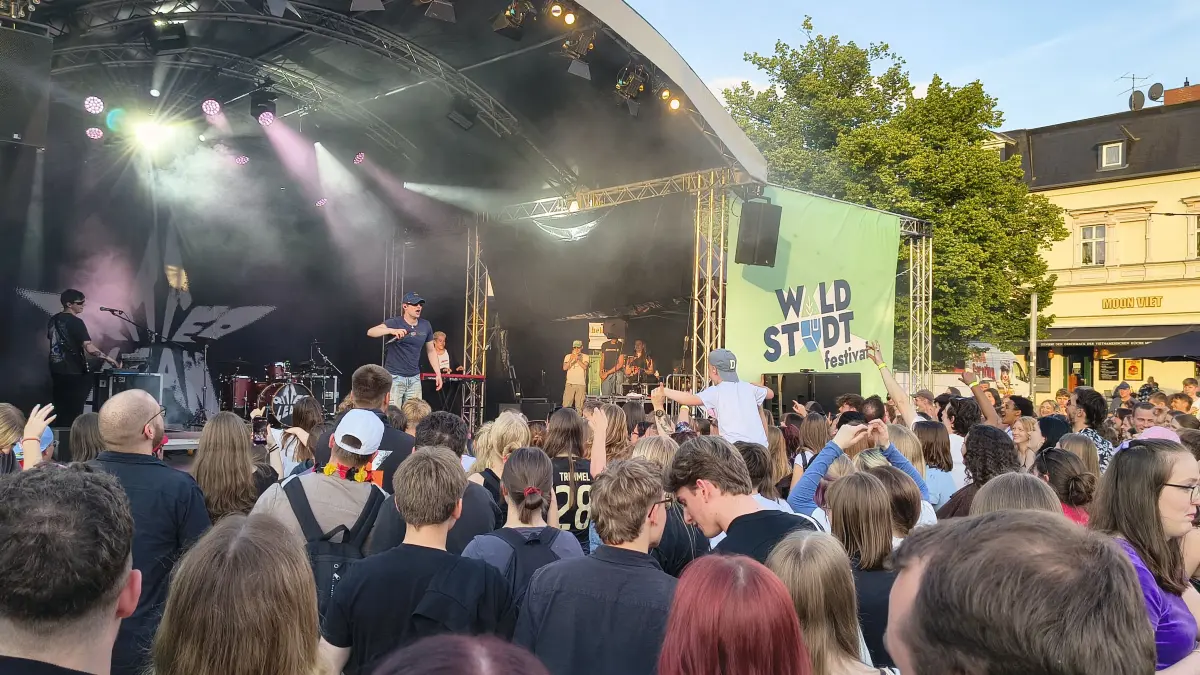 Ritter Lyn beim Waldstadt-Festival 2026 in Eberswalde. Die Party legte einen Start von Null auf 100 hin.