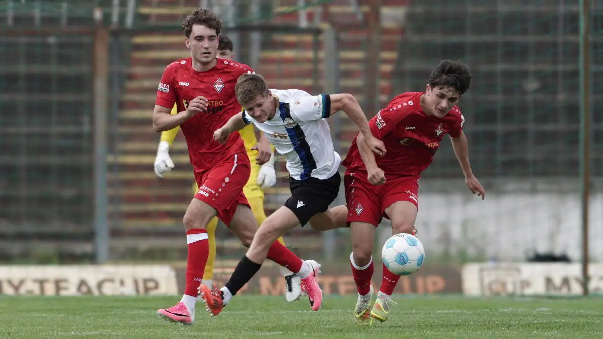 Fussball : Frankfurt an der Oder, Stadion, Fussball Brandenburgliga Punktspiel, 1. FC Frankfurt - Germania Schöneiche, Moritz Borchardt zwischen Leon Alexander Martin und Danny Mank r.
FOTO BENK 06.06.2026