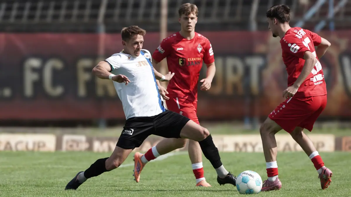 Fussball : Frankfurt an der Oder, Stadion, Fussball Brandenburgliga Punktspiel, 1. FC Frankfurt - Germania Schöneiche, v.l. Vincent Lipp, Elias Bleck und Lukas Schmidt
FOTO BENK 06.06.2026