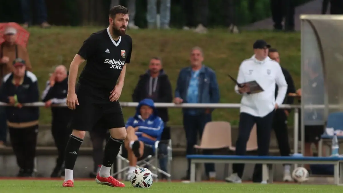 Fußball Brandenburgliga MSV Neuruppin gegen Miersdorf/Zeuthen (in Schwarz) 4:1 am 5. Juni 2026, Toni Hager