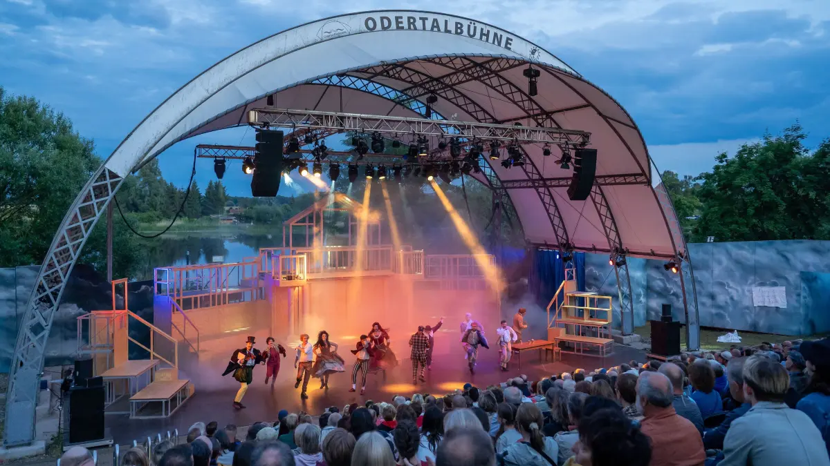 Shakespeare in Love : Schwedt, 06.06.2026: Premierenabend: Ein Bühnenabenteuer vor Naturkulisse lockt zahlreiche Besucher auf die Odertalbühne, die mit „Shakespeare in Love“ zum Schauplatz der Shakespearezeit wird.