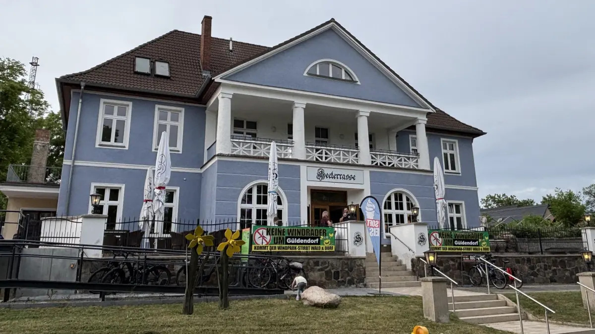 Eingang zum Restaurant Seeterassen in Güldendorf bei Frankfurt (Oder), an den Geländern sind Plakate gegen die Windrad-Pläne angebracht.