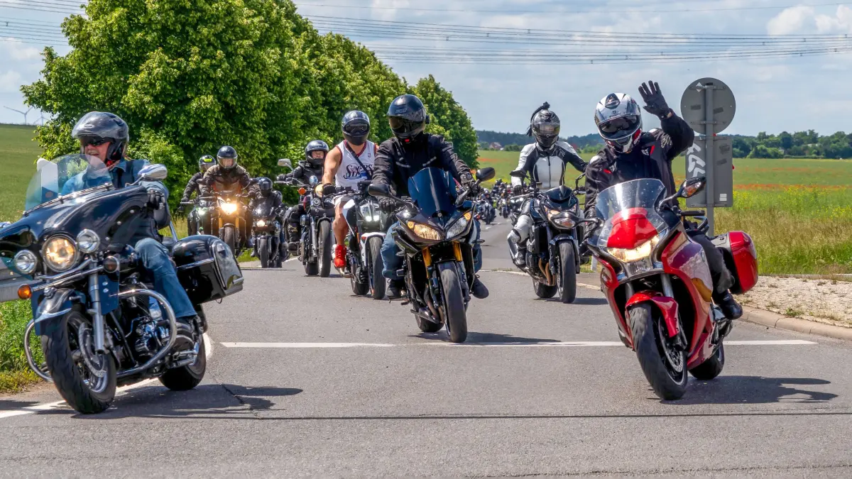 Blutsbrüdertour 2026: Schwedt, 06.06.2026: Schwedter Blutsbrüdertour 2026 - Etwa die Hälfte der Sterecke ist geschafft, als die Biker auf die B166 in Passow fahren und Kurs auf Stendell nehmen.