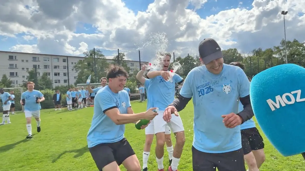SChwedt. 06.06.2026, LL 29. ST FC Schwedt - Viktoria Potsdam 1:3, Viktoria Potsdam feiert den Meistertitel, und der Trainer David Karaschewitz muss es während des INterviews ausbaden