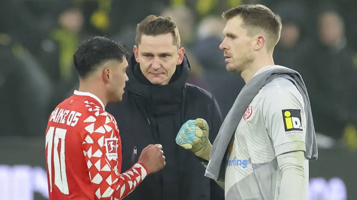 Nadiem Amiri, Sportdirektor Niko Bungert und Torhueter Daniel Batz müssen mit dem 1. FSV Mainz 05 in der 1. Runde des DFB-Pokals zum VfB Krieschow.