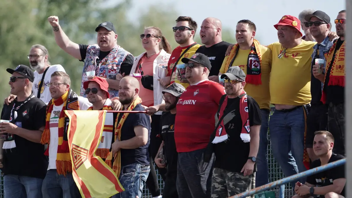 Fussball : Frankfurt an der Oder, Stadion, Fussball Brandenburgliga Punktspiel, 1. FC Frankfurt - Germania Schöneiche, in Aufstiegsstimmung die FCV Fans vom 1. FC
FOTO BENK 06.06.2026