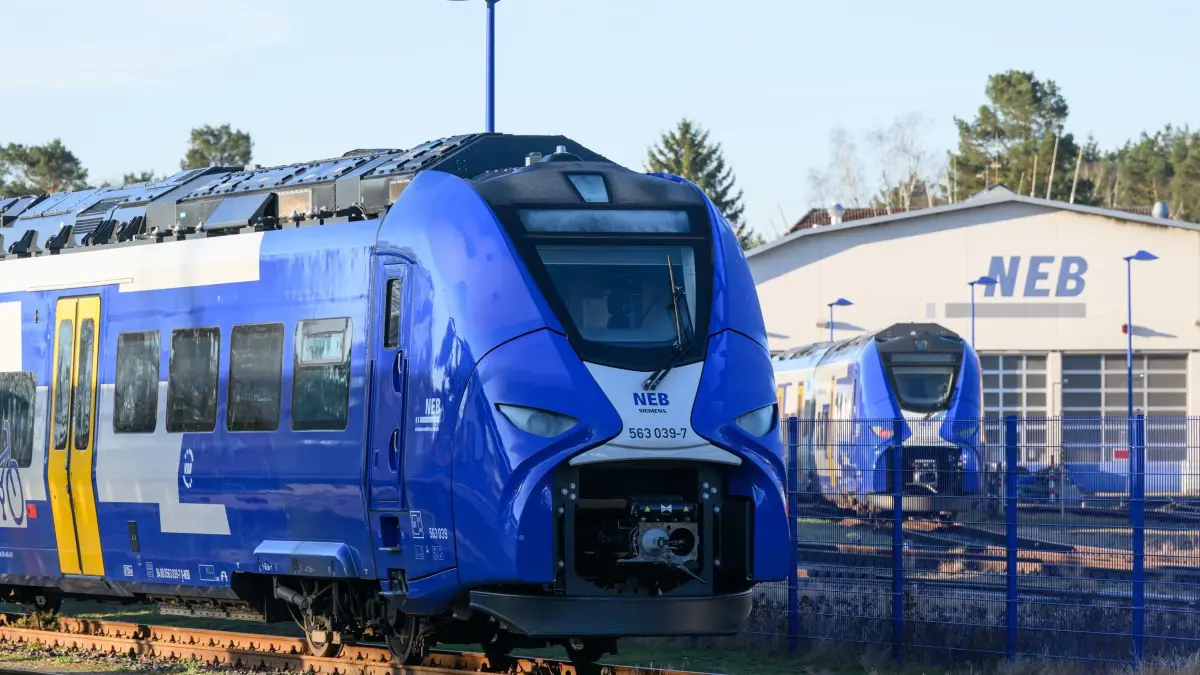 Niederbarnimer Eisenbahn: ARCHIV - 03.04.2025, Brandenburg, Basdorf: Ein Zug mit Wasserstoffantrieb der Niederbarnimer Eisenbahn (NEB) ist auf der Linie der Heidekrautbahn am Bahnhof in Basdorf angekommen. (zu dpa: «Heidekrautbahn feiert 125 Jahre – eine Lücke bleibt offen») Foto: Patrick Pleul/dpa +++ dpa-Bildfunk +++