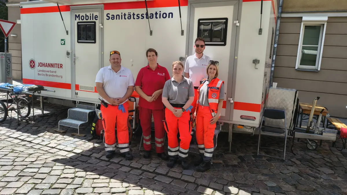 Ein Teil des Teams rund um Christian König (links) von der Johanniter Unfallhilfe. Sie versorgen medizinische Notfälle auf dem Waldstadt-Festival.