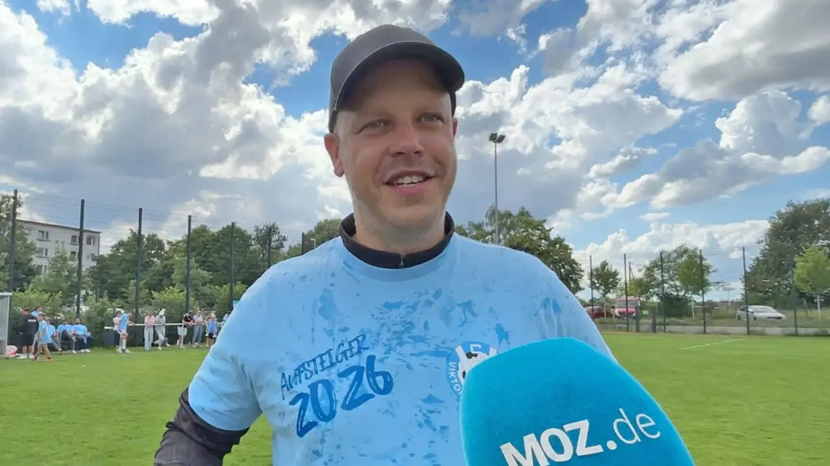 SChwedt. 06.06.2026, LL 29. ST FC Schwedt - Viktoria Potsdam 1:3, Viktoria Potsdam feiert den Meistertitel, Trainer David Karaschewitz am MOZ-Mikrofon