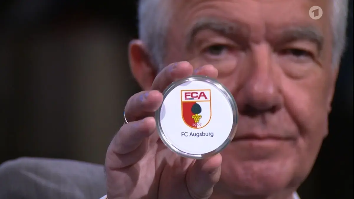 DFB-Vizepräsident Peter Frymuth präsentiert in der ARD-Sportschau bei der Auslosung im Dortmunder Fußballmuseum das Los für Energie Cottbus. Es geht gegen den FC Augsburg.