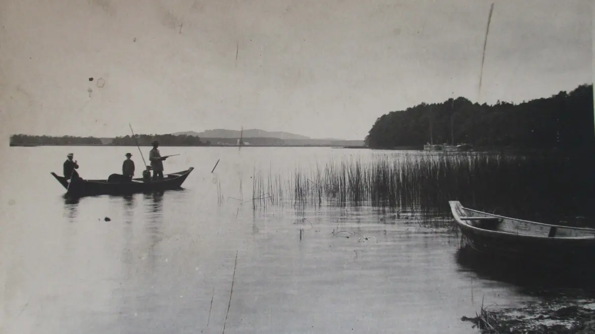 Nicht nur bei Seglern beliebt: der Scharmützelsee, auch als „Märkisches Meer“ bekannt. Er war früher und ist noch heute auch das Revier der Fischer und Freizeit-Angler – hier zu sehen auf einem historischen Foto.