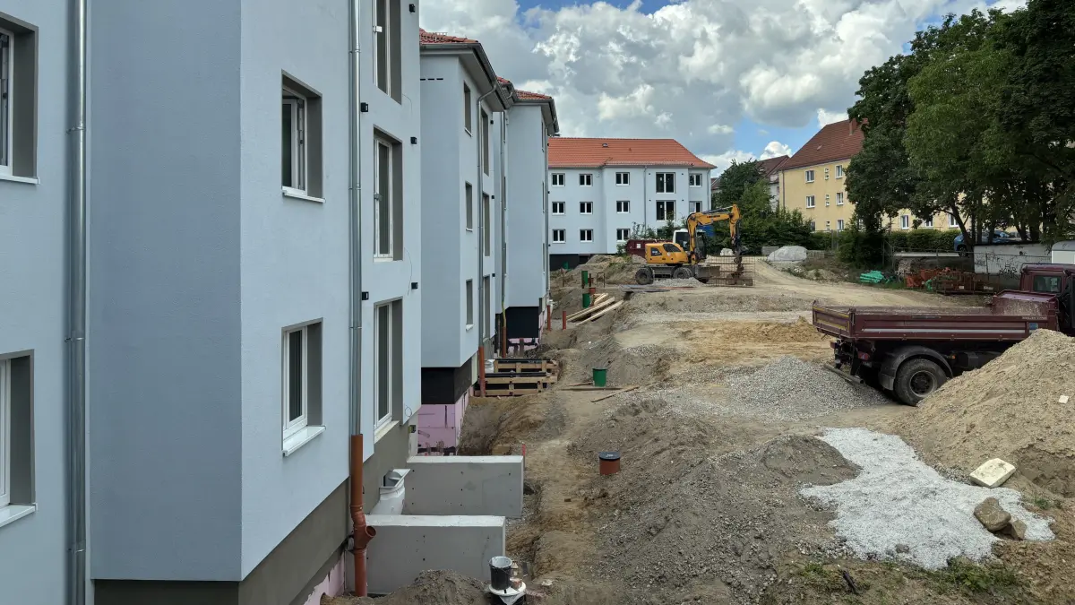 Blick aus einer der WohnBau-Wohnungen auf den Innenhof des Gebäudekomplexes in in der Georg-Richter-Straße, Rathenaustraße und Heinrich-Zille-Straße in Frankfurt (Oder)