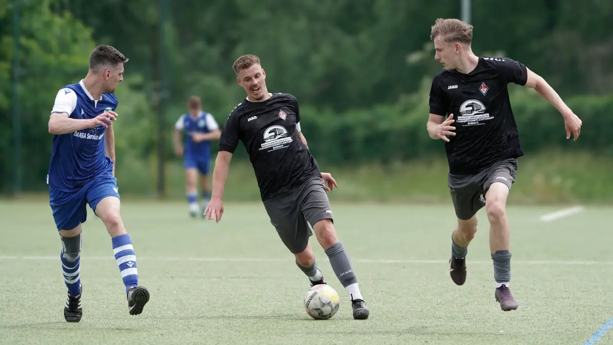 Fussball : Frankfurt an der Oder, Fussball Landesklasse Ost Punktspiel, 1. FC Frankfurt II - Germania Schöneiche II, v.l. Lorenz Moritz, Rick Drews und Ole Händschke beide FCF Spieler trafen 5 mal
FOTO BENK 06.06.2026