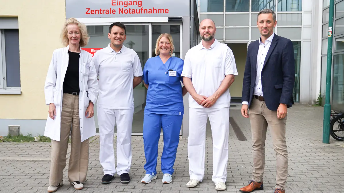 Geschäftsführer Christopher Arndt, mit Dr. med. Ronny Enk (neuer Chefarzt Notaufnahme), Yvonne Thiede (pflegerische Leitung), Dr. med. Dominik Treffer (neuer Chefarzt Notaufnahme), Prof. Dr. med. Christiane Richter-Ehrenstein (Ärztliche Direktorin).