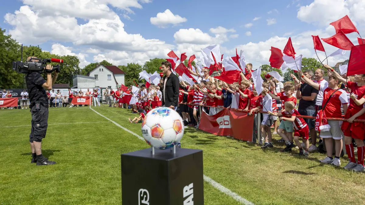 Mehr als 1000 Fans sorgten beim Kreisliga-Spitzenspiel, das live im rbb übertragen wurde, für eine beeindruckende Kulisse.