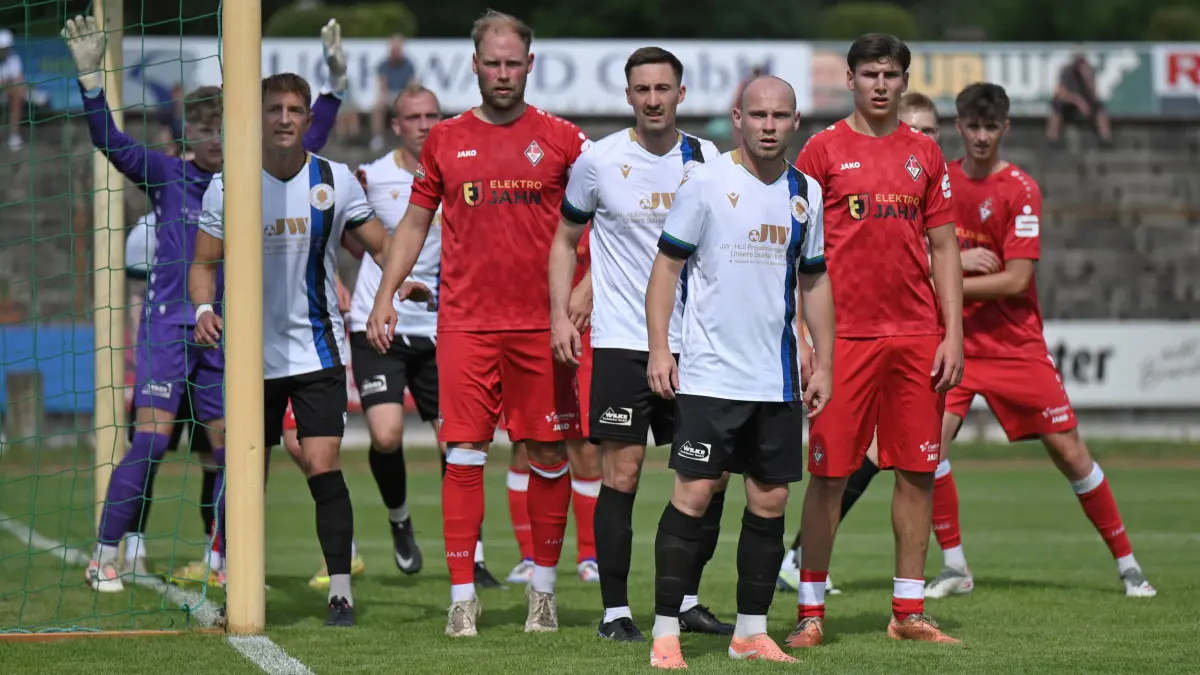 Fussball : Frankfurt an der Oder, Stadion, Fussball Brandenburgliga Punktspiel, 1. FC Frankfurt - Germania Schöneiche, den Eckstoß erwartend v.l. Jason Manthei, Vincent Lipp, Lukas Bache, Sebastian Lawrenz, Erich Jeschke, Max Mulack, Lennox Liebner und Steven Scharlei
FOTO BENK 06.06.2026