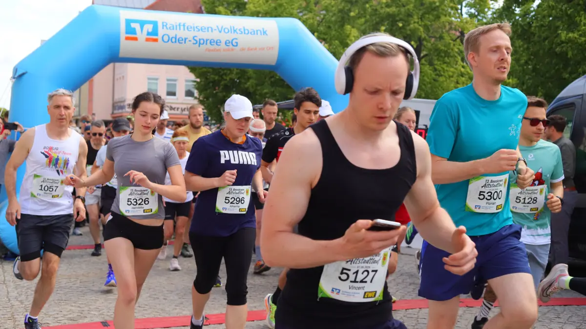 Startschuss für den Beeskower Altstadtlauf: 950 Sportler haben sich 2026 angemeldet.