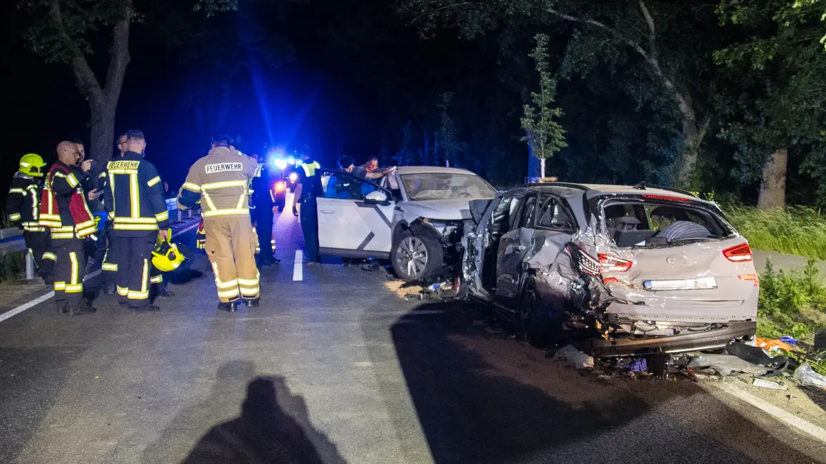 Ein schwerer Verkehrsunfall auf der Landesstraße 40 bei Blankenfelde-Mahlow hat einen stundenlangen Großeinsatz von Feuerwehr, Rettungsdienst, Polizei und Luftrettung ausgelöst.