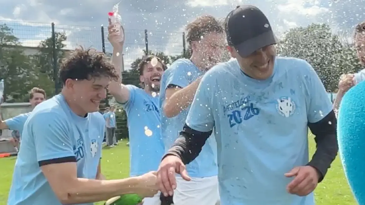Viktoria Potsdam feiert den Meistertitel, und der Trainer David Karaschewitz muss es während des Interviews ausbaden