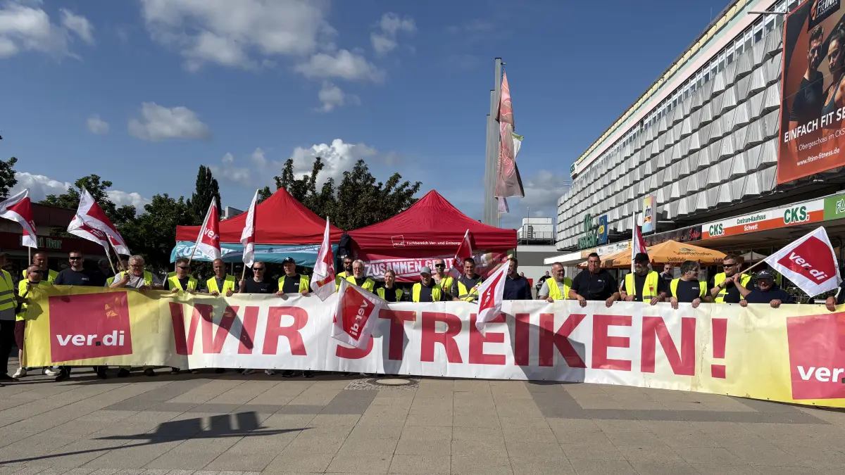Streikende von ALBA Uckermark in Schwedt auf dem Platz der Befreiung – der von der Gewerkschaft Verdi organisierte Warnstreik ging am Montag in die fünfte Runde.
