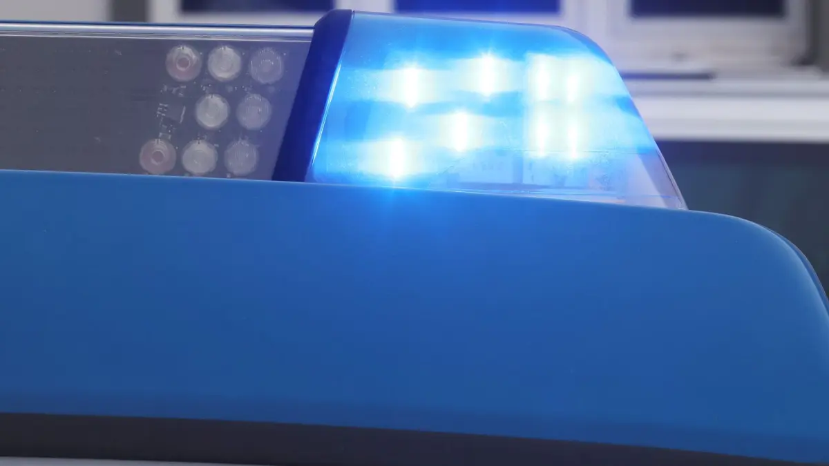 Polizei: ARCHIV - 16.01.2024, Thüringen, Jena: Das blinkende Blaulicht an einem Dienstauto der Polizei. (zu dpa: «Nachbarschaftsstreit eskaliert – Polizei findet Revolver») Foto: Bodo Schackow/dpa +++ dpa-Bildfunk +++