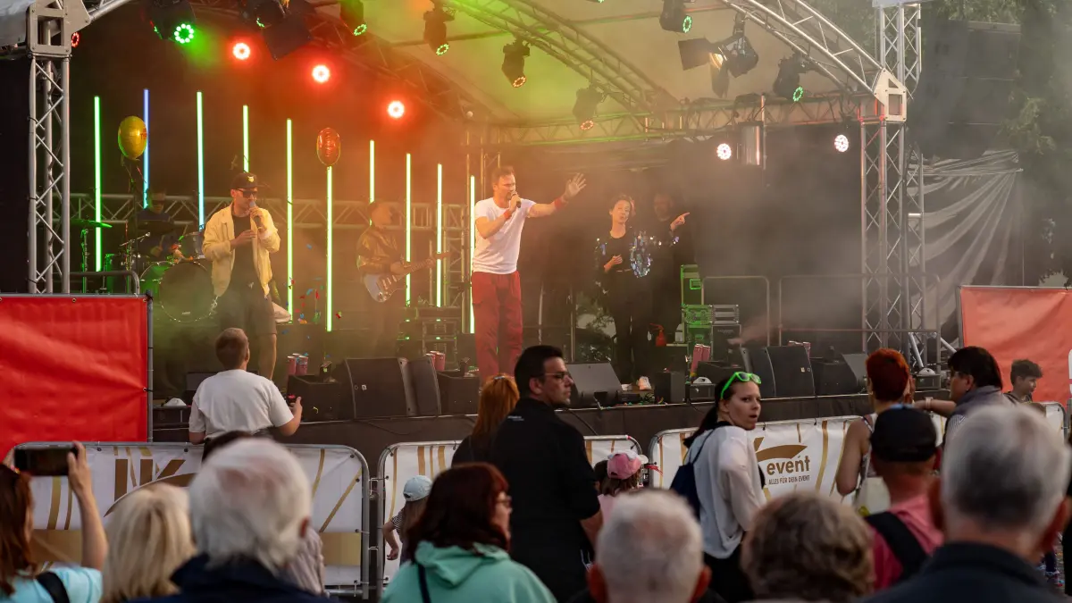 Mittsommernacht 2025: Schwedt, 20.06.2025: Mittsommernacht 2025 - DIESE TYPEN – eine dynamische Covermusik-Show, in der die Band die stärksten Hits zur besten Partyzeit als Show-Highlight darbietet.