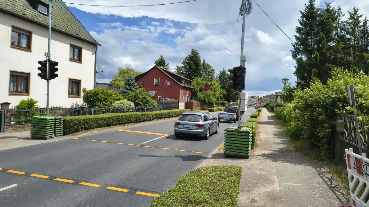 Die Bedarfsampel in Finowfurt am Sonntagnachmittag (7. Juni). Die Markierungen auf der Fahrbahn sind ein Fingerzeig auf die Bauarbeiten.