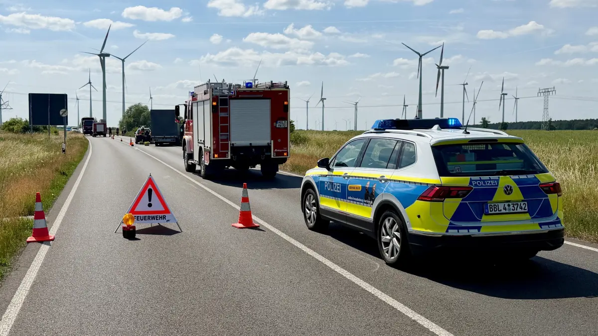 Unfall auf der B1 bei Seelow: Die Umgehungsstraße musste vorübergehend gesperrt werden.