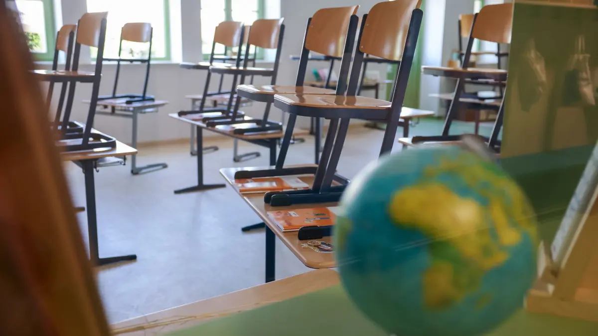 Unterrichtsausfall: Ministerium will mehr Lehrkräfte abordnen: ARCHIV - 11.08.2025, Sachsen, Ehrenfriedersdorf: Blick in das Klassenzimmer einer Grundschule am ersten Schultag nach den Sommerferien. (Symbolbild) (zu dpa: «Unterrichtsausfall: Sachsen plant mehr Lehrer-Abordnungen») Foto: Jan Woitas/dpa +++ dpa-Bildfunk +++