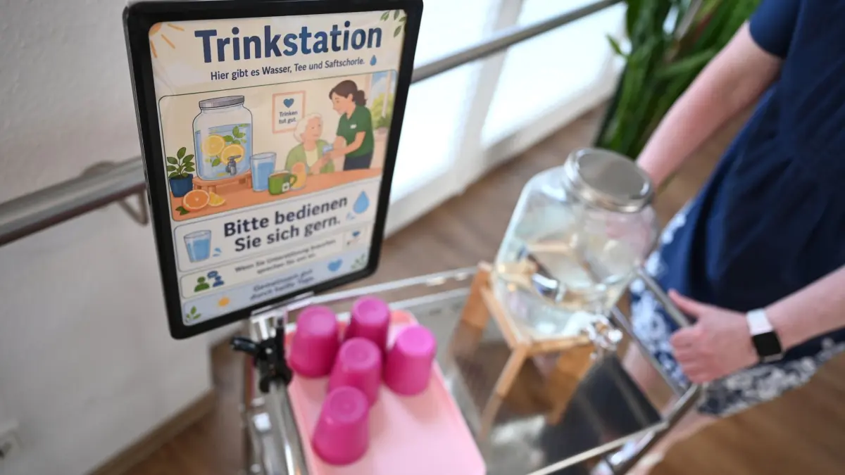 Hitzeschutz für pflegebedürftige Menschen: 08.06.2026, Berlin: Eine Frau schiebt in einem Pflegeheim einen Wagen mit Trinkbechern und Wasser. Hitze stellt insbesondere für ältere und pflegebedürftige Menschen ein Risiko dar.
Das Seniorenwohnheim Dr. Victor Aronstein hat einen Maßnahmenkatalog für Hitzewellen entwickelt. Foto: Elisa Schu/dpa +++ dpa-Bildfunk +++