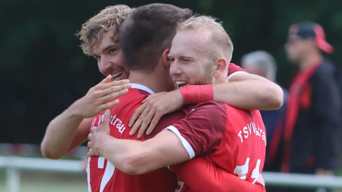 Fußball TSV Wustrau kehrt nach 3:0-Sieg gegen Union Neuruppin und dem vorzeitigen Kreismeistertitel in die Landesklasse zurück, 7. Juni 2026., Domenic Biemann, Pascal Kornetzky und Leroy Scheffler (von links)