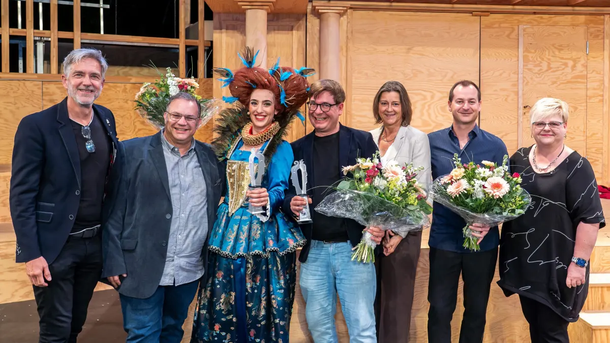 Uckermark-Oskar : Schwedt, 06.06.2026: Jährlich verleiht der Verein der Freunde und Förderer der Uckermärkischen Bühnen Schwedt im Anschluss an die Open-Air-Premiere drei mit je 500 € dotierte Preise für herausragende Leistungen der zurückliegenden Spielzeit.
Der Uckermark-Oskar ging an Antonia Schwingel und berits zum dritten Mal an Fabian Ranglack.
v.l.: Intendant André Nicke, MOZ-Regionalleiter Thorsten Pifan, Antonia Schwingel, Fabian Ranglack, Claudia Schneider vom Nordkurier, Thomas Berndt und Ute Schäfer