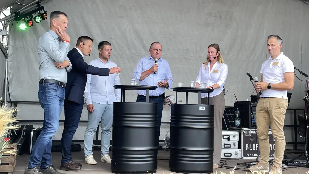 Agrarpolitisches Forum in Golzow: Mit Stefanie Brauier (2. v. r., Chefin Tierproduktion bei Odega) und Claas Wilfarth (2. v. l., Chef Feldbau bei Odega) haben zum Odega-Jubiläum Landesbauernpräsident Henrik Wendorff, Mathias Urbanek (l., LVA Landtechnik), Robert Nitz (Bürgermeister Seelow) und Oliver Sommer (r., Enertek) diskutiert.