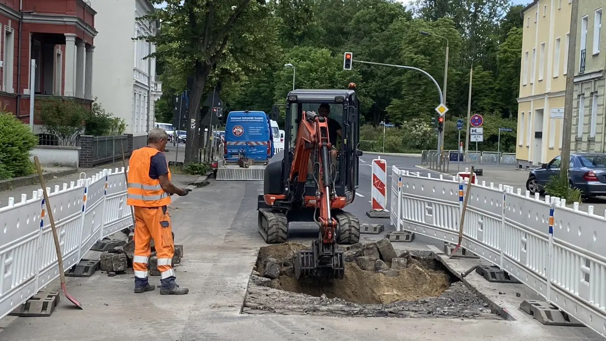 Bagger im Einsatz: Michael Haase (links) und Frank Markwitz von der Firma Helmut Schmidt haben begonnen, die Külzstraße in Fürstenwalde aufzugraben.