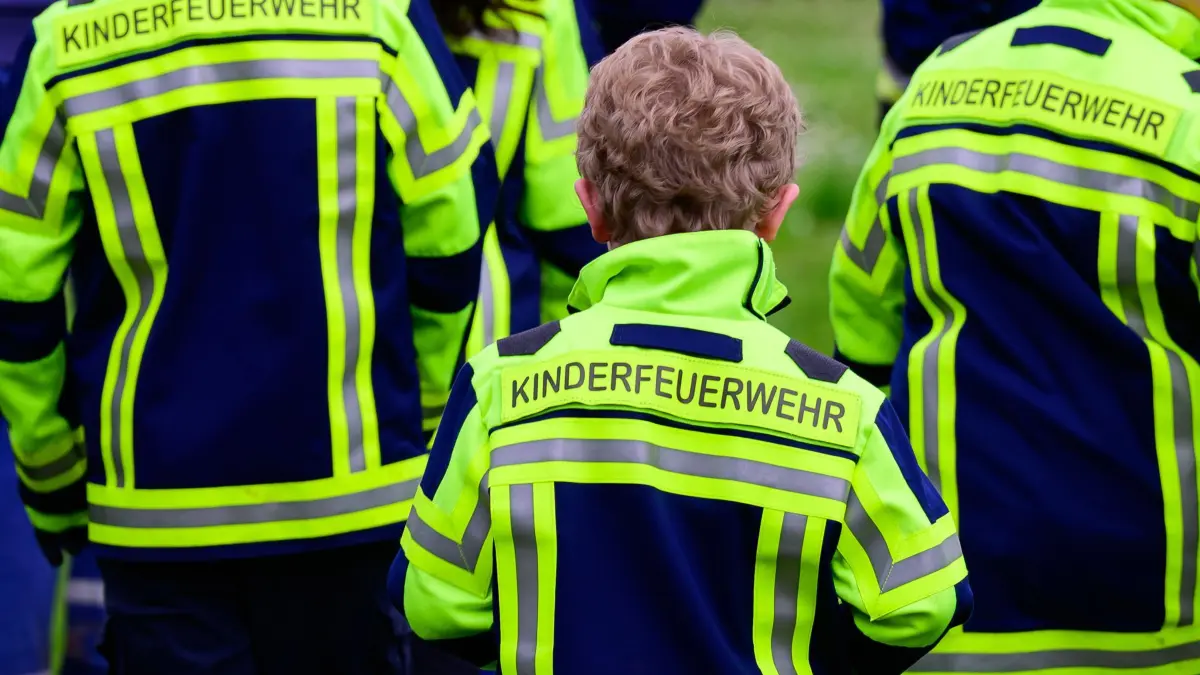Kinder- und Jugendfeuerwehr: HANDOUT - 20.05.2026, Niedersachsen, Bad Bevensen: Kinder der Kinderfeuerwehr Bad Bevensen stehen auf einem Übungsplatz. (zu dpa: «Kinder- und Jugendfeuerwehren in Niedersachsen boomen») Foto: A4258 Philipp Schulze/dpa +++ dpa-Bildfunk +++