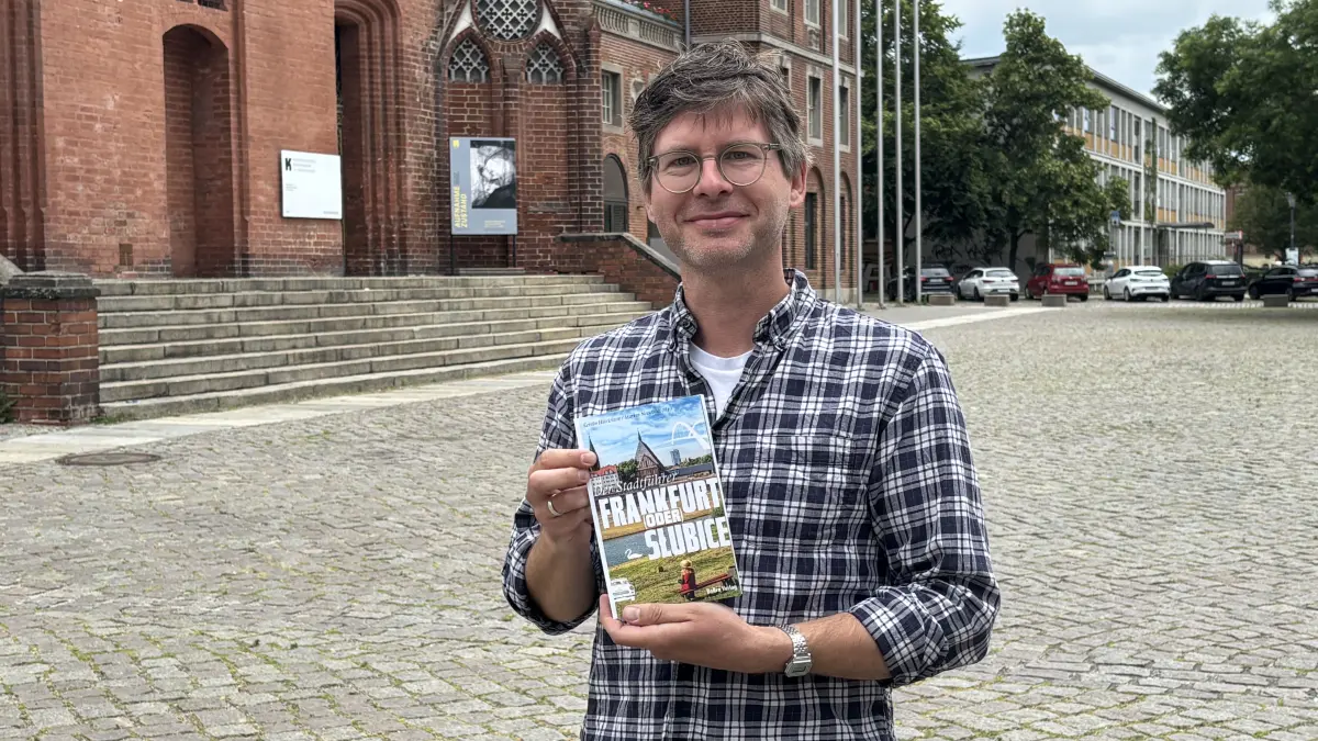 Herausgeber Markus Nesselrodt mit dem neuen Stadtführer für Frankfurt (Oder) und Slubice. Welche Schwerpunkte das Buch hat.