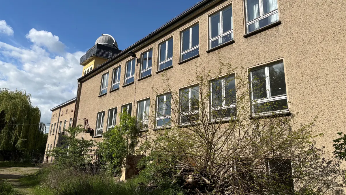 Ausgeträumt: Die ehemalige Schule in Greiffenberg steht seit Jahren leer. Hier wollte die neu gegründete Freie Draußenschule ihren Standort auf dem Land eröffnen, die bisher in einem Provisorium in Angermünde untergebracht ist. Doch der Träger macht plötzlich einen Rückzieher. Was wird aus der Immobilie?