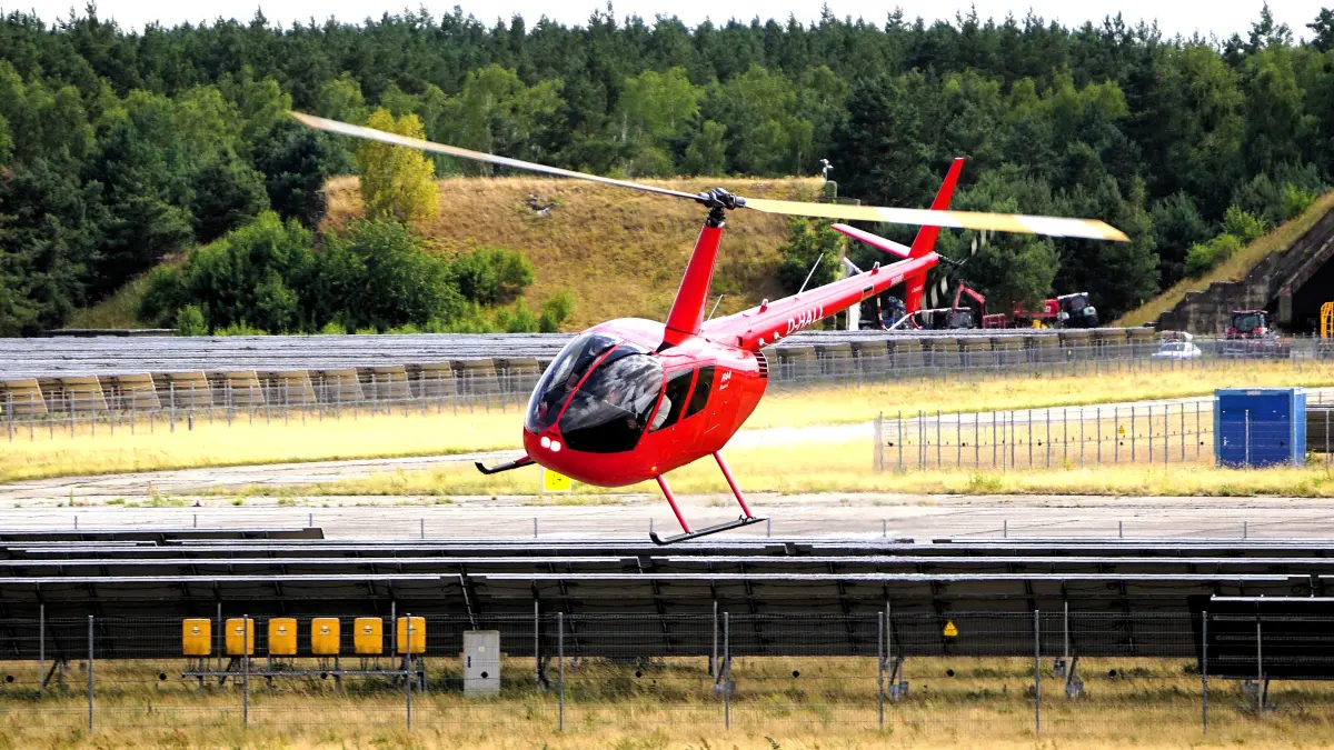 Im Landanflug auf Eberswalde: Der Flugplatz Finow ist auch ein Ausgangspunkt für Rundflüge mit dem Hubschrauber.