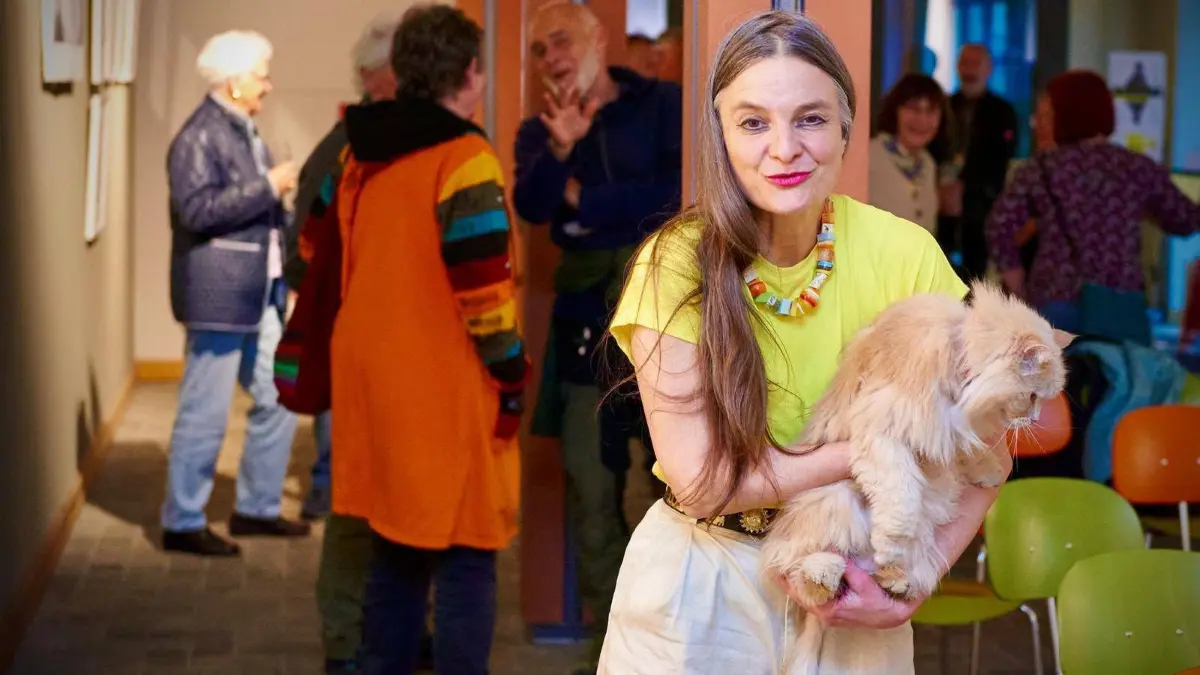 Sheldon bei der Vernissage von AnniKa von Trier in der Remise in Rheinsberg.