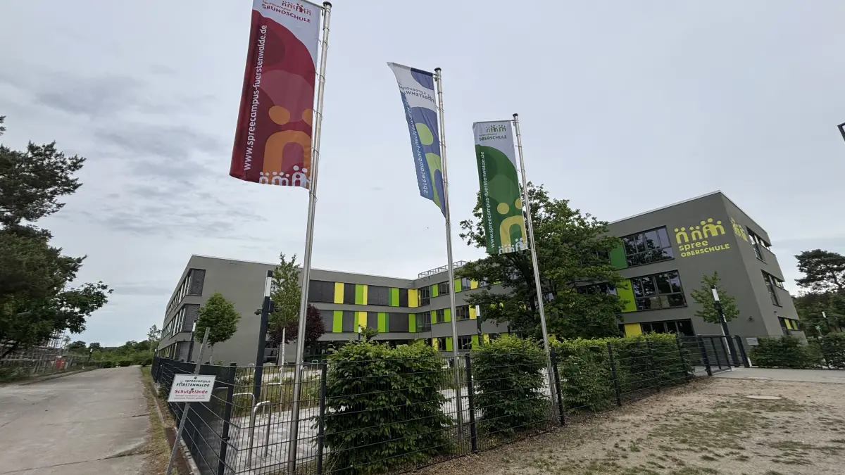 „Wir lernen Schule gemeinsam“ steht auf der Rückseite der Flaggen von Grundschule sowie Oberschule am Spree-Campus in Fürstenwalde. Doch ist das wirklich so? Der Bürgermeister hat Zweifel.