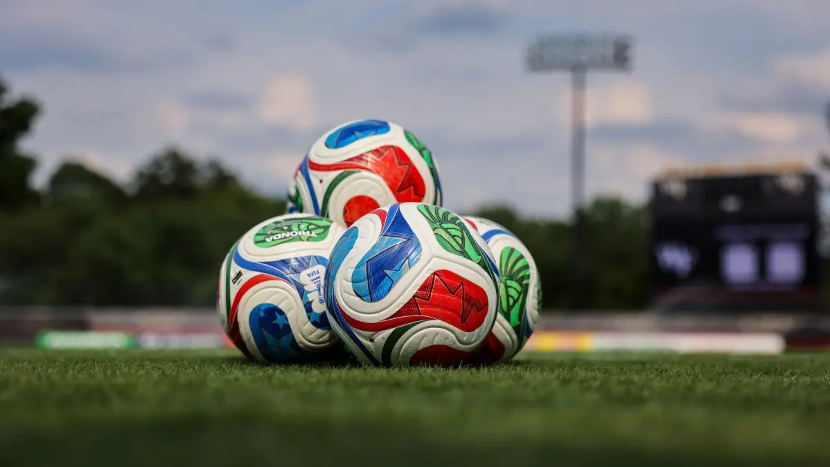 Fußball-WM 2026 - Training Deutschland: 08.06.2026, USA, Winston-Salem: Fußball: Nationalmannschaft, vor dem Spiel gegen Curacao. Der Spielball der WM „adidas Trionda Pro“ liegt vor der ersten Trainingseinheit auf dem Gelände der Wake Forest University. Foto: Jan Woitas/dpa +++ dpa-Bildfunk +++