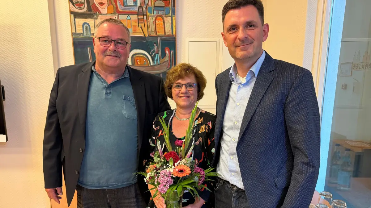 Verabschiedung von Standesbeamtin Merve Beuth durch Amtsausschussvorsitzenden Ingo Utesch und Amtsdirektor Nico Zehmke (rechts)