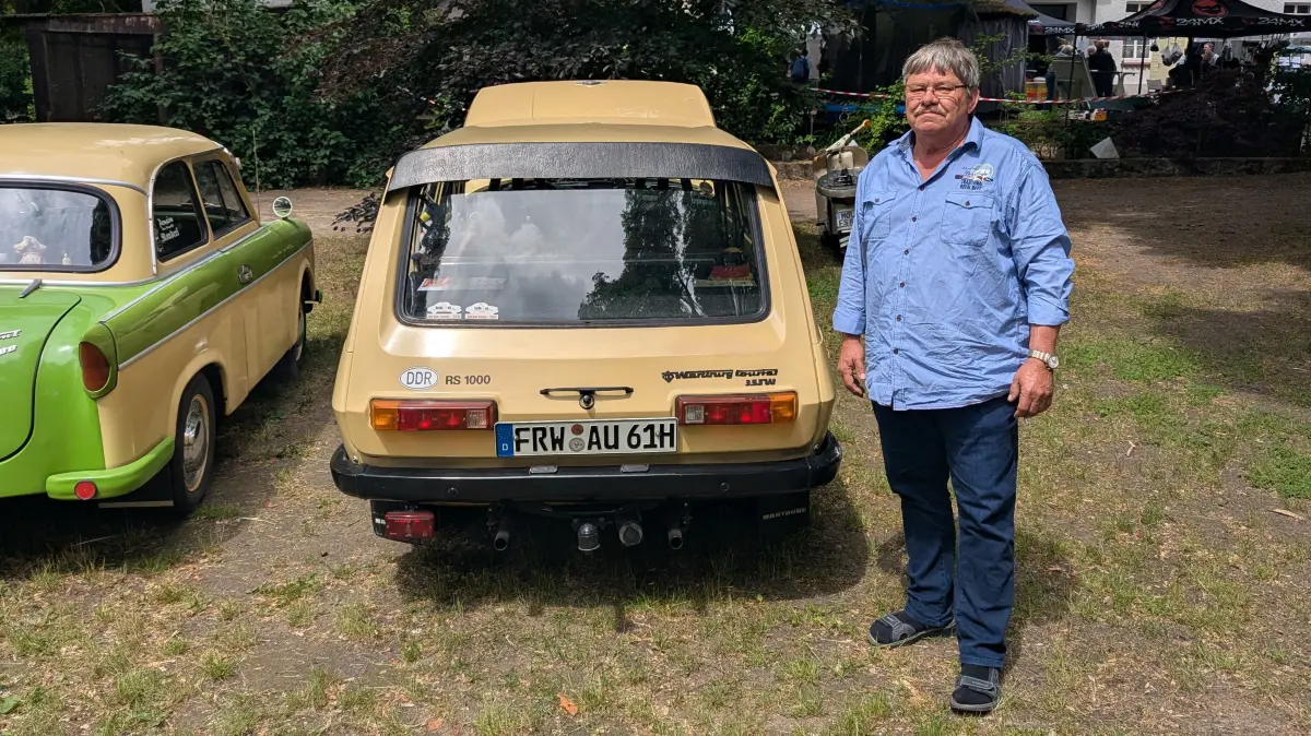 Andreas Ulbricht (65) aus Wriezen und sein umgebauter Wartburg 353 Tourist mit Dachkantenspoiler.