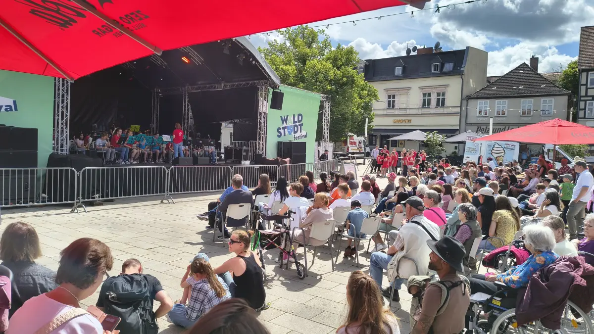 Entspannte Stimmung auf dem Marktplatz beim Waldstadt-Festival 2026. Was wurde für die Sicherheit der Besucher getan?