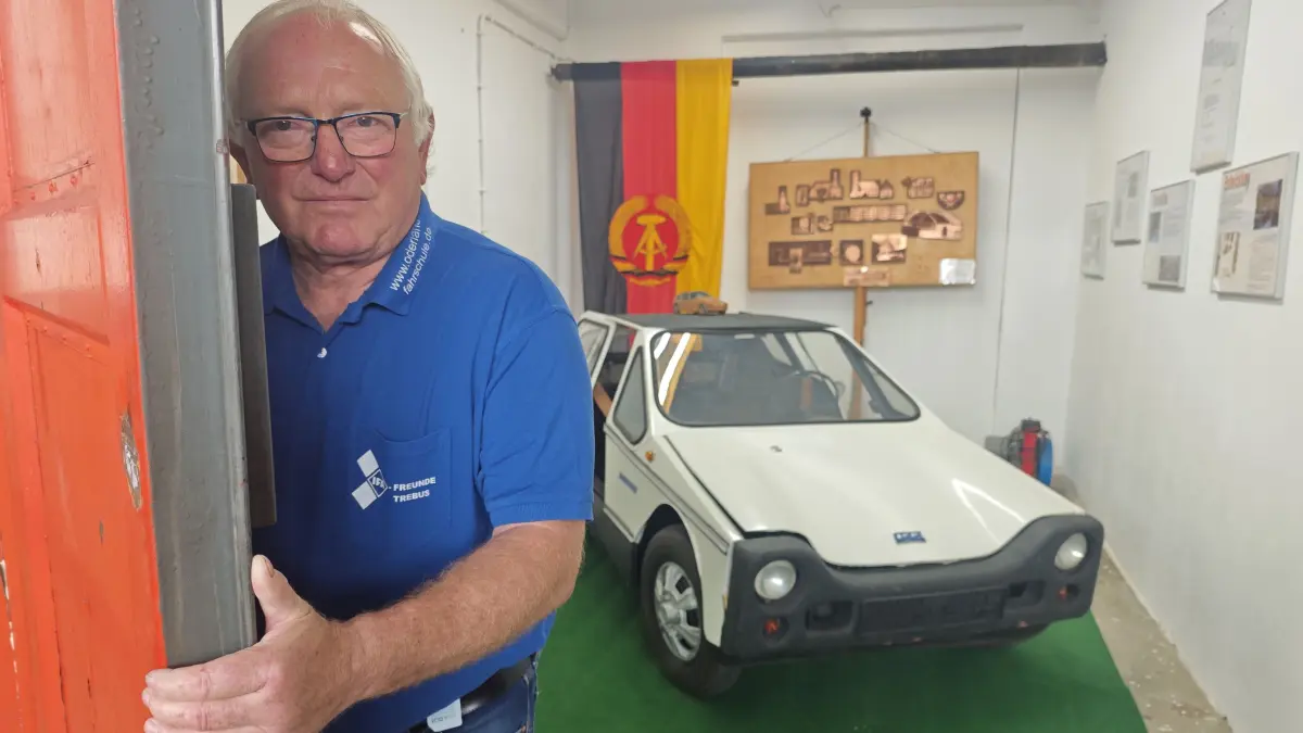 Günter Wehr von den IFA-Freunden Trebus bei Fürstenwalde öffnet die Tür zum "Elsist", einem in der DDR entwickelten Elektroauto.